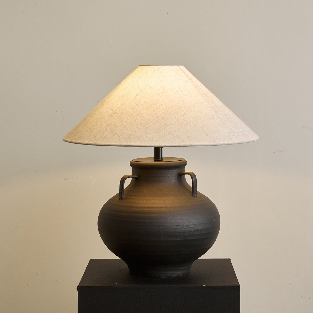 Clay rustik kegleformet krukke-bordlampe