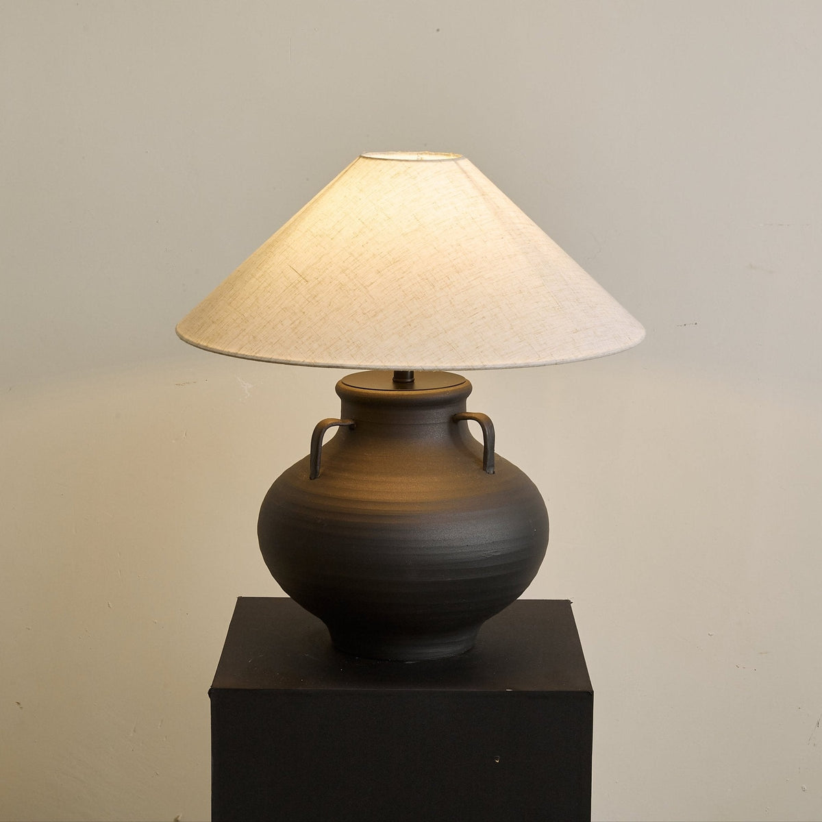 Clay rustik kegleformet krukke-bordlampe