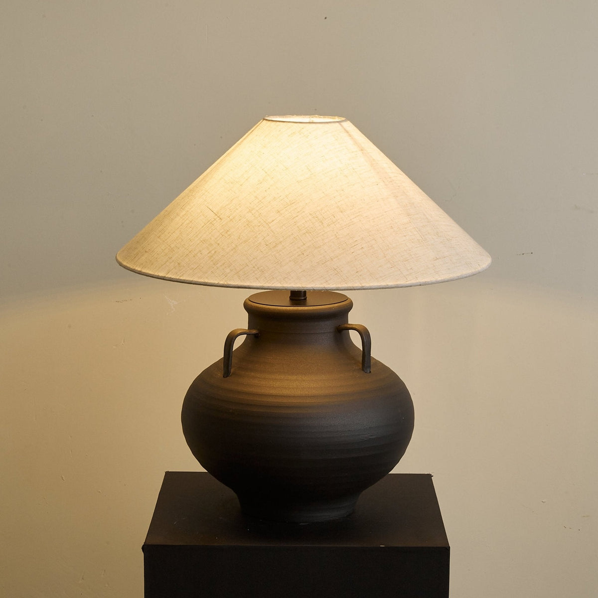 Clay rustik kegleformet krukke-bordlampe