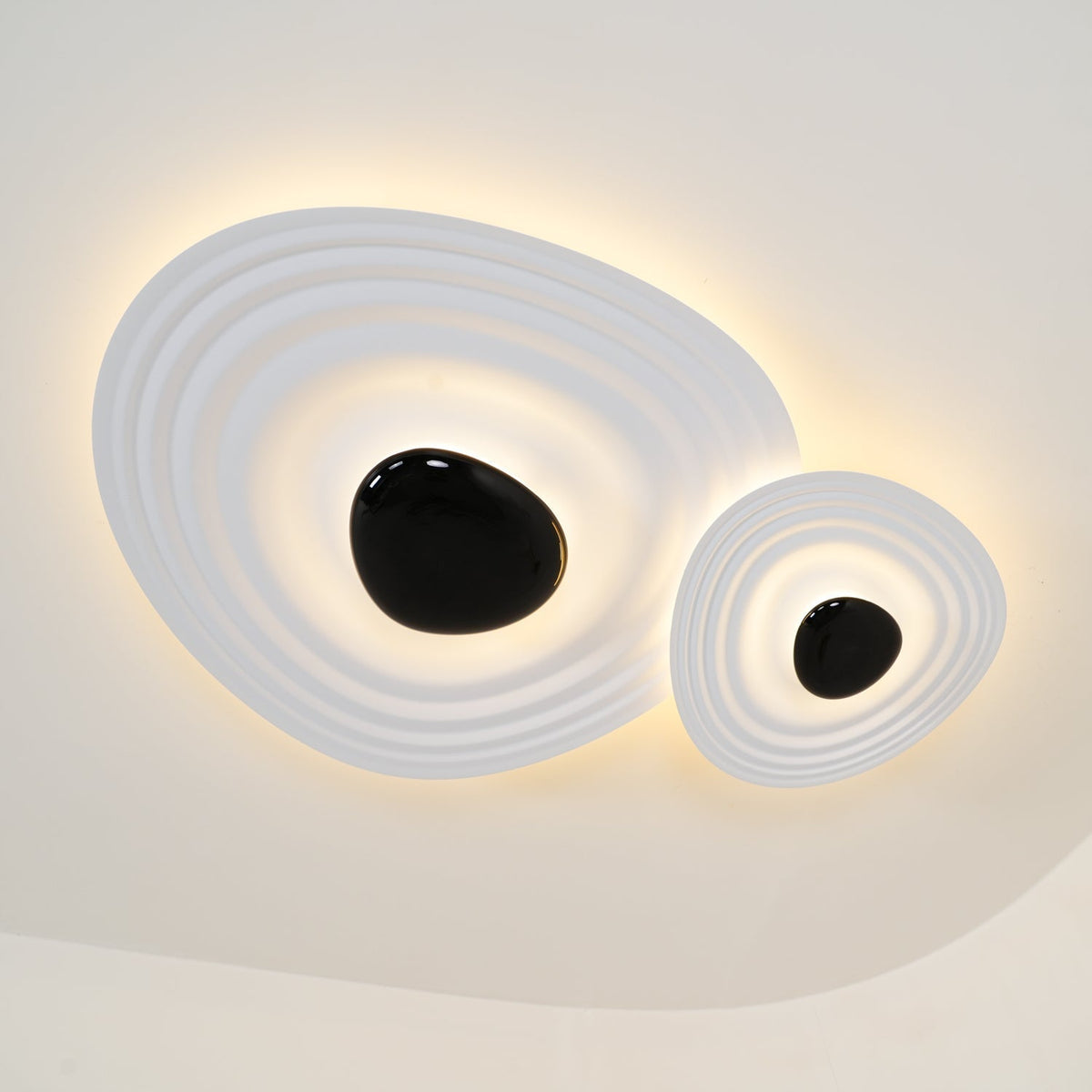 Idra modern skulptural taklampa med vågformad ring