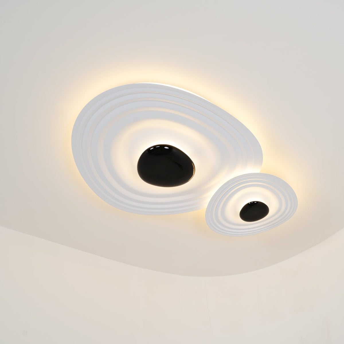 Idra modern skulptural taklampa med vågformad ring