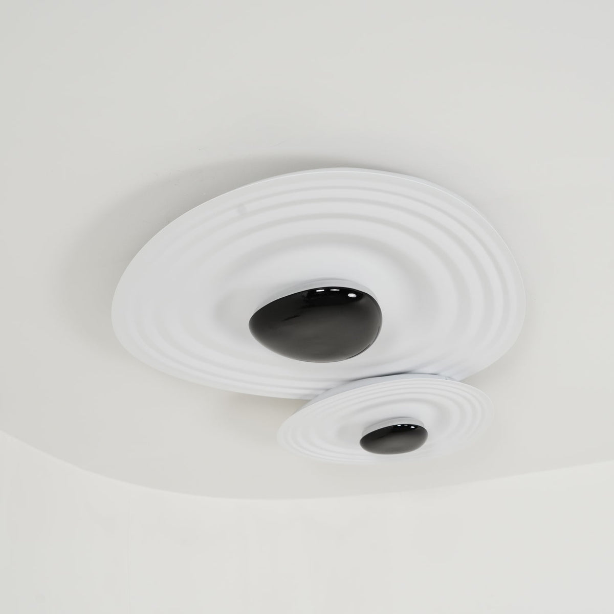 Idra modern skulptural taklampa med vågformad ring