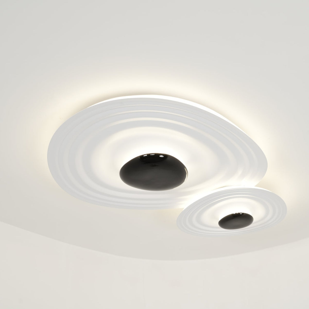 Idra modern skulptural taklampa med vågformad ring