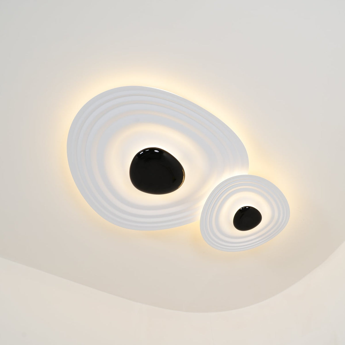 Idra modern skulptural taklampa med vågformad ring