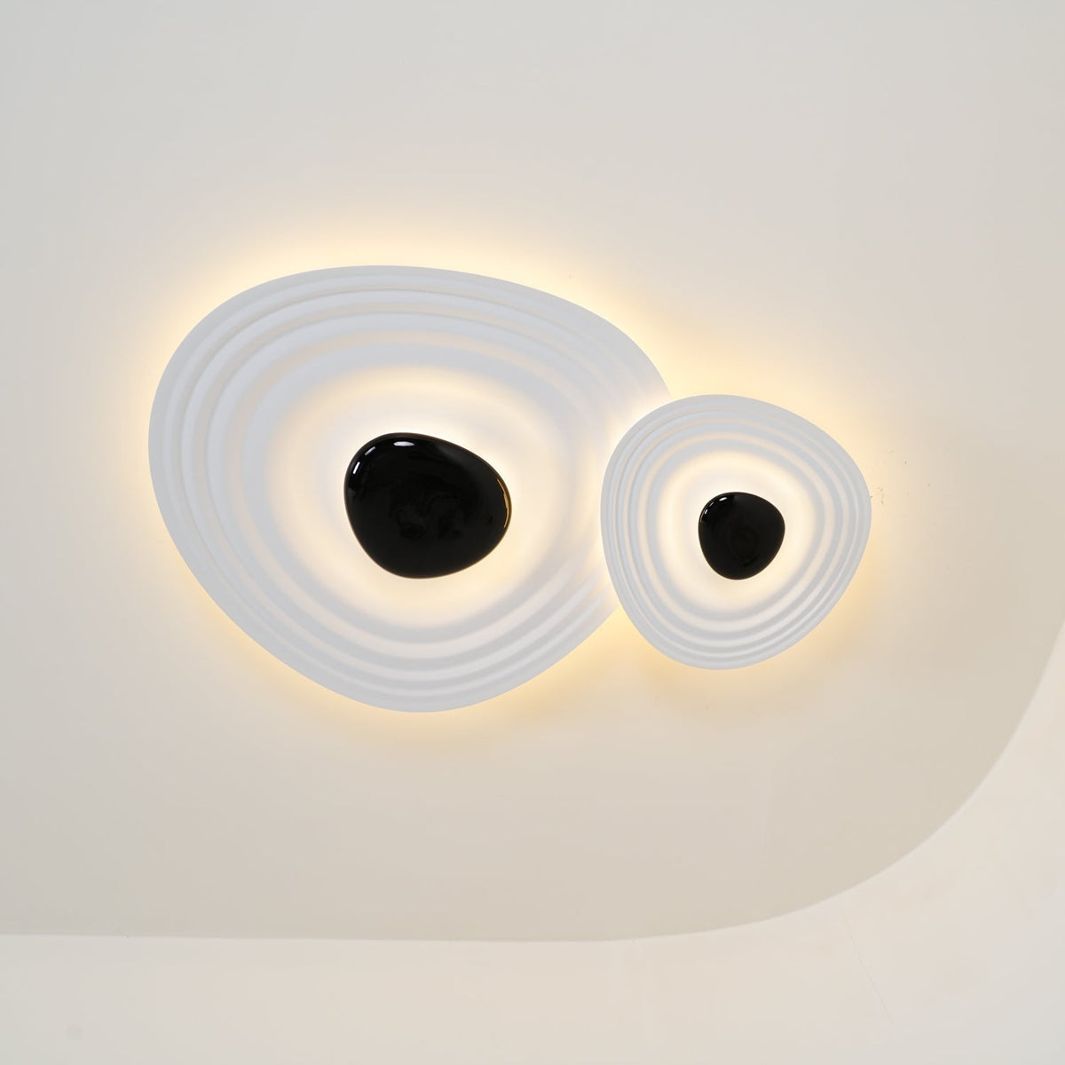 Idra modern skulptural taklampa med vågformad ring