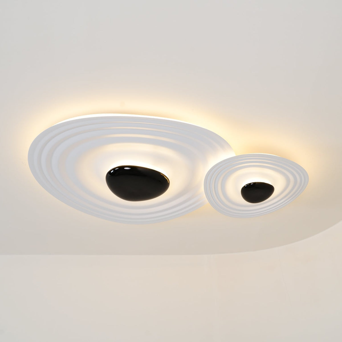 Idra modern skulptural taklampa med vågformad ring