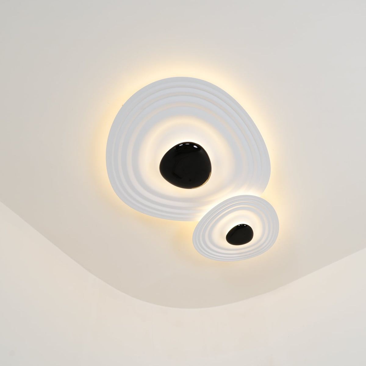 Idra modern skulptural taklampa med vågformad ring