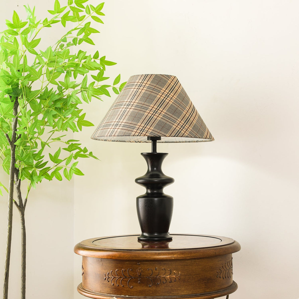 Herita-bordlampe i træ og stof