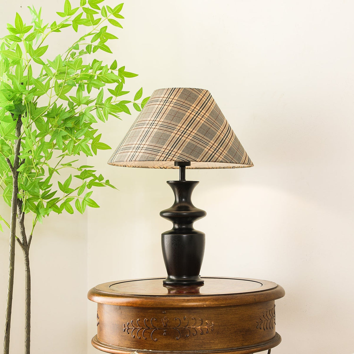 Herita-bordlampe i træ og stof