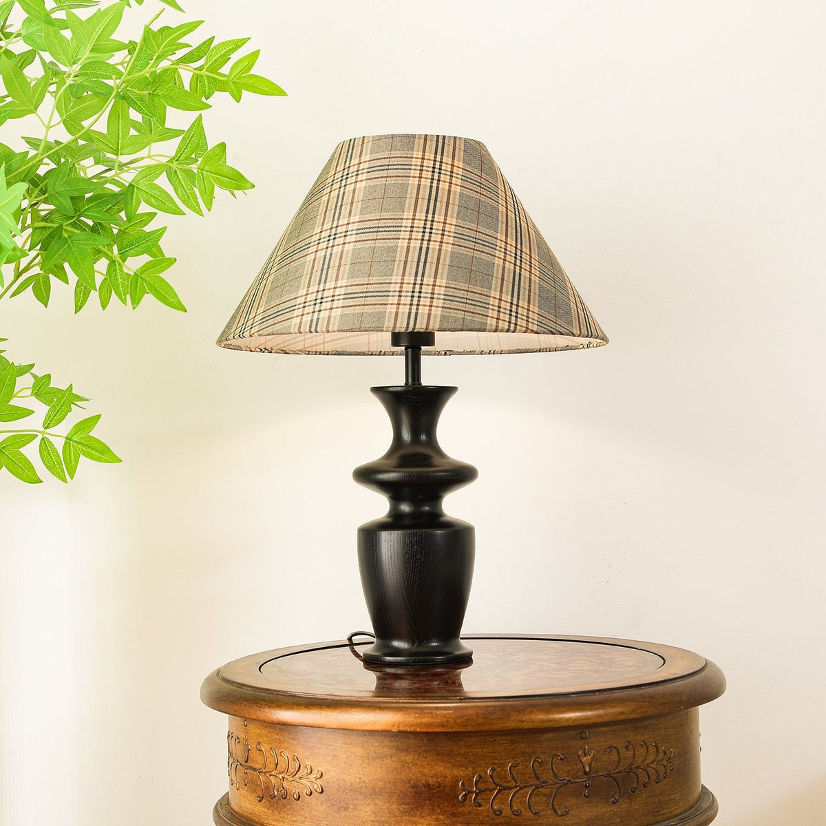 Herita-bordlampe i træ og stof