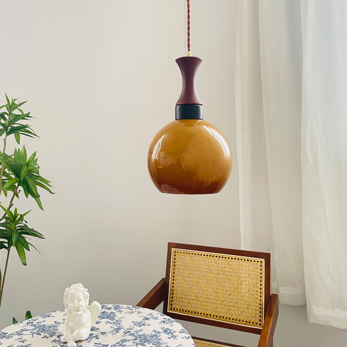 Gyls moderne minimalistiske pendellampe i træ og glas