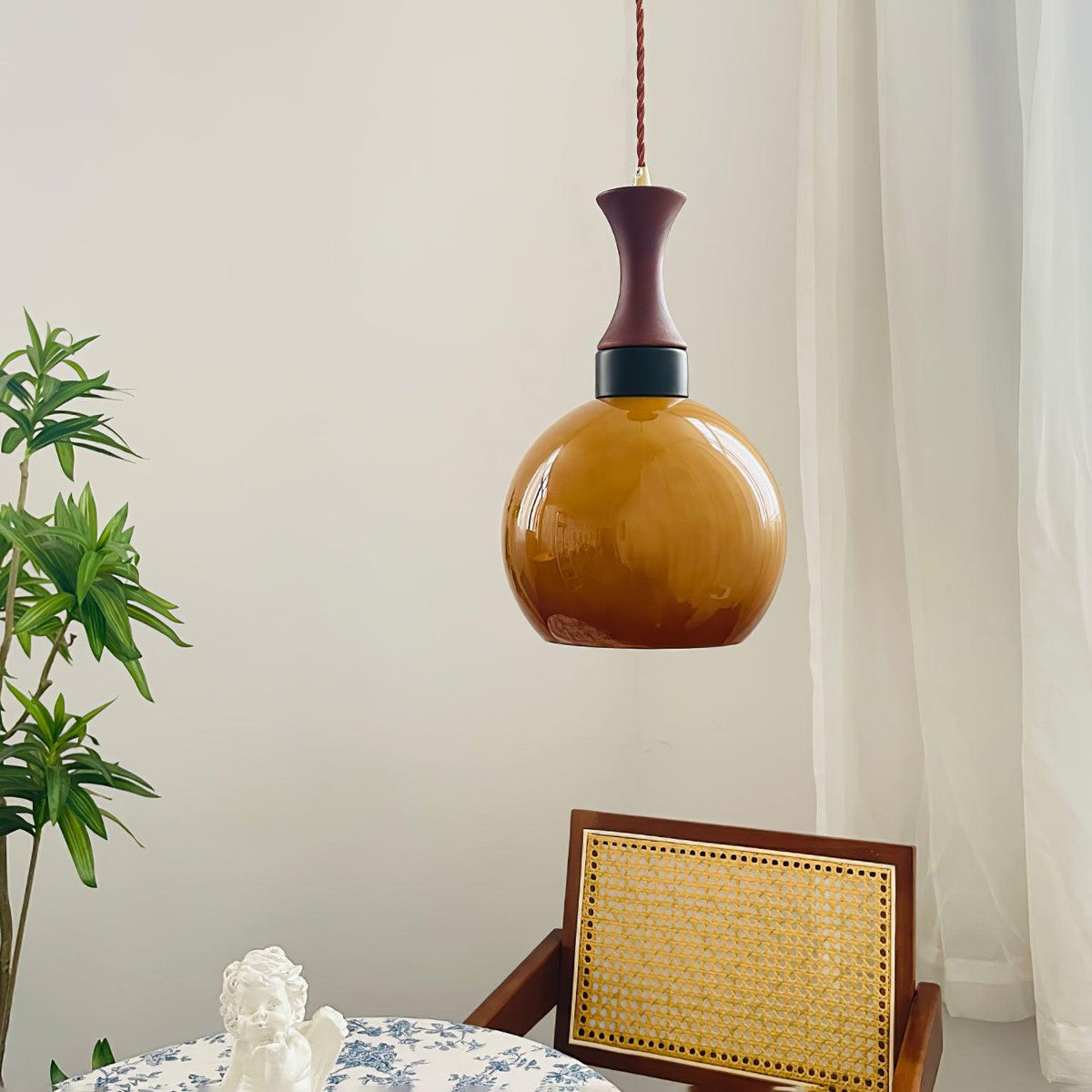 Gyls moderne minimalistiske pendellampe i træ og glas