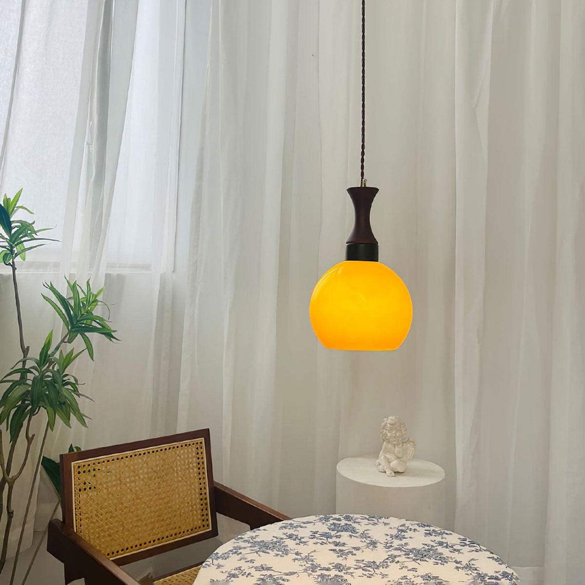 Gyls moderne minimalistiske pendellampe i træ og glas