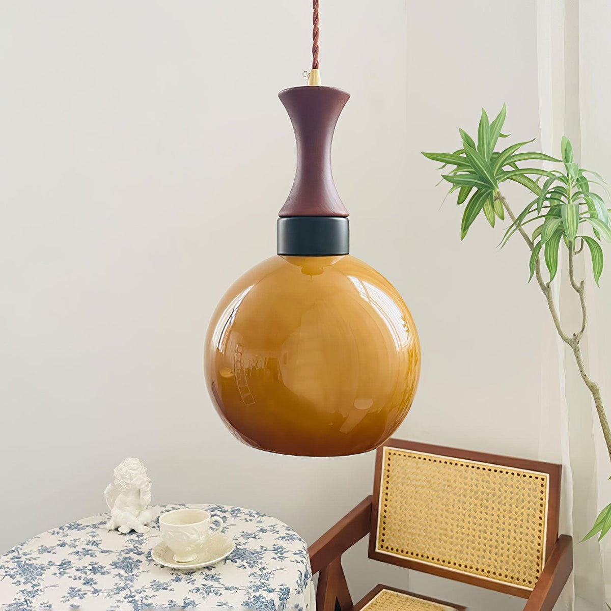 Gyls moderne minimalistiske pendellampe i træ og glas
