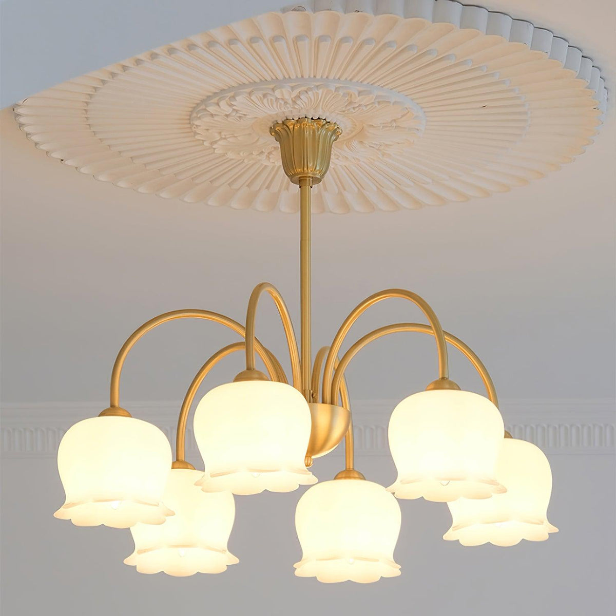 Candeeiro Solenora em latão, elegante, com braços curvos