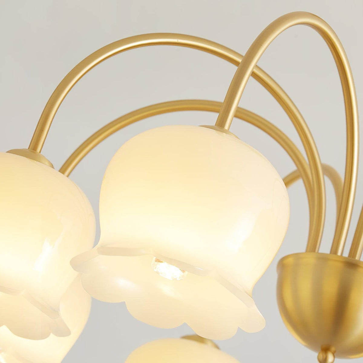 Candeeiro Solenora em latão, elegante, com braços curvos