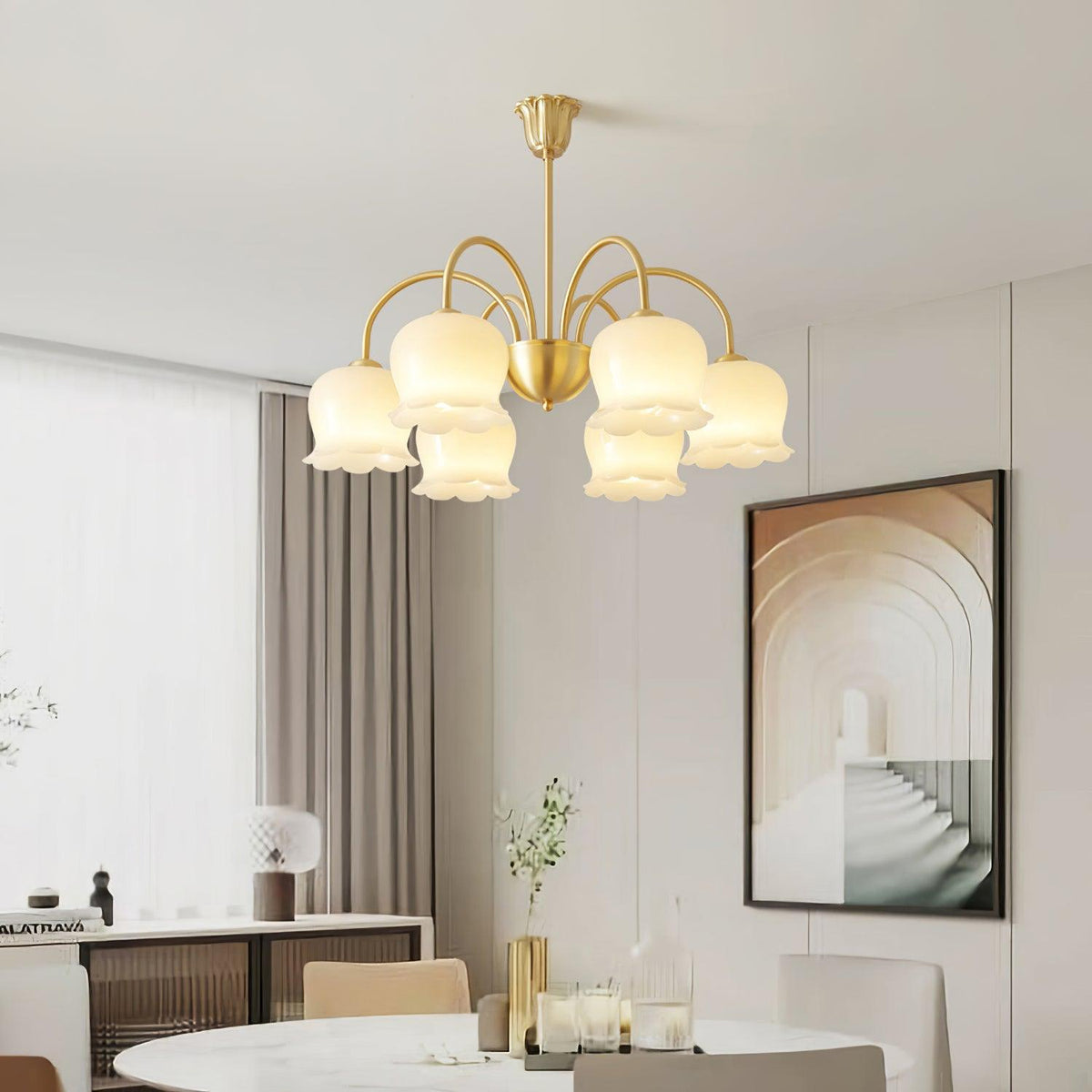 Candeeiro Solenora em latão, elegante, com braços curvos