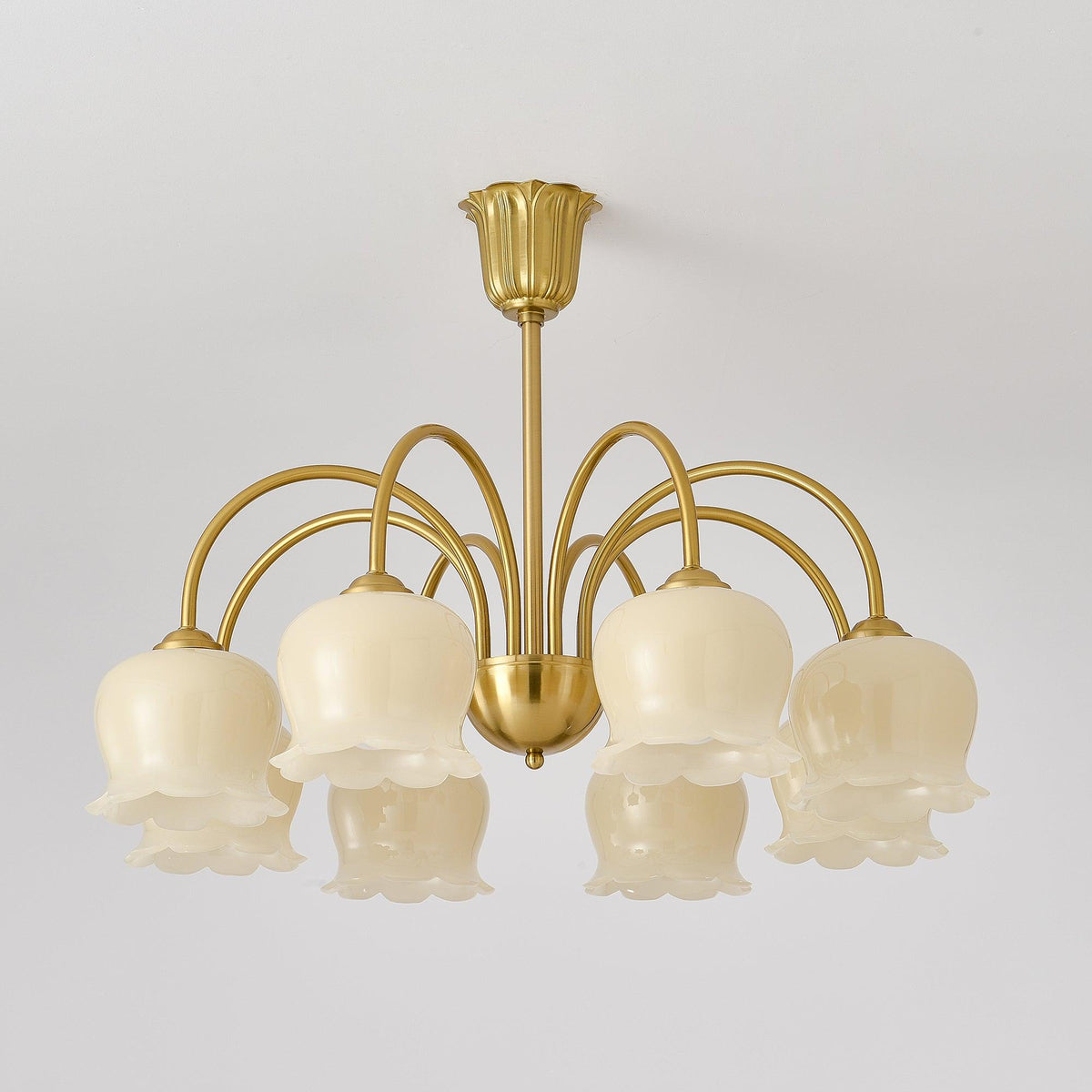 Candeeiro Solenora em latão, elegante, com braços curvos