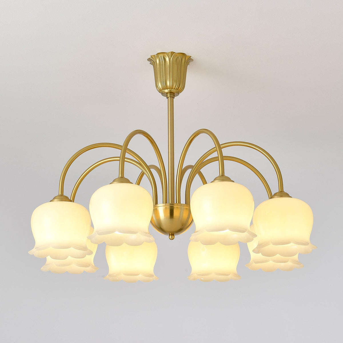 Candeeiro Solenora em latão, elegante, com braços curvos