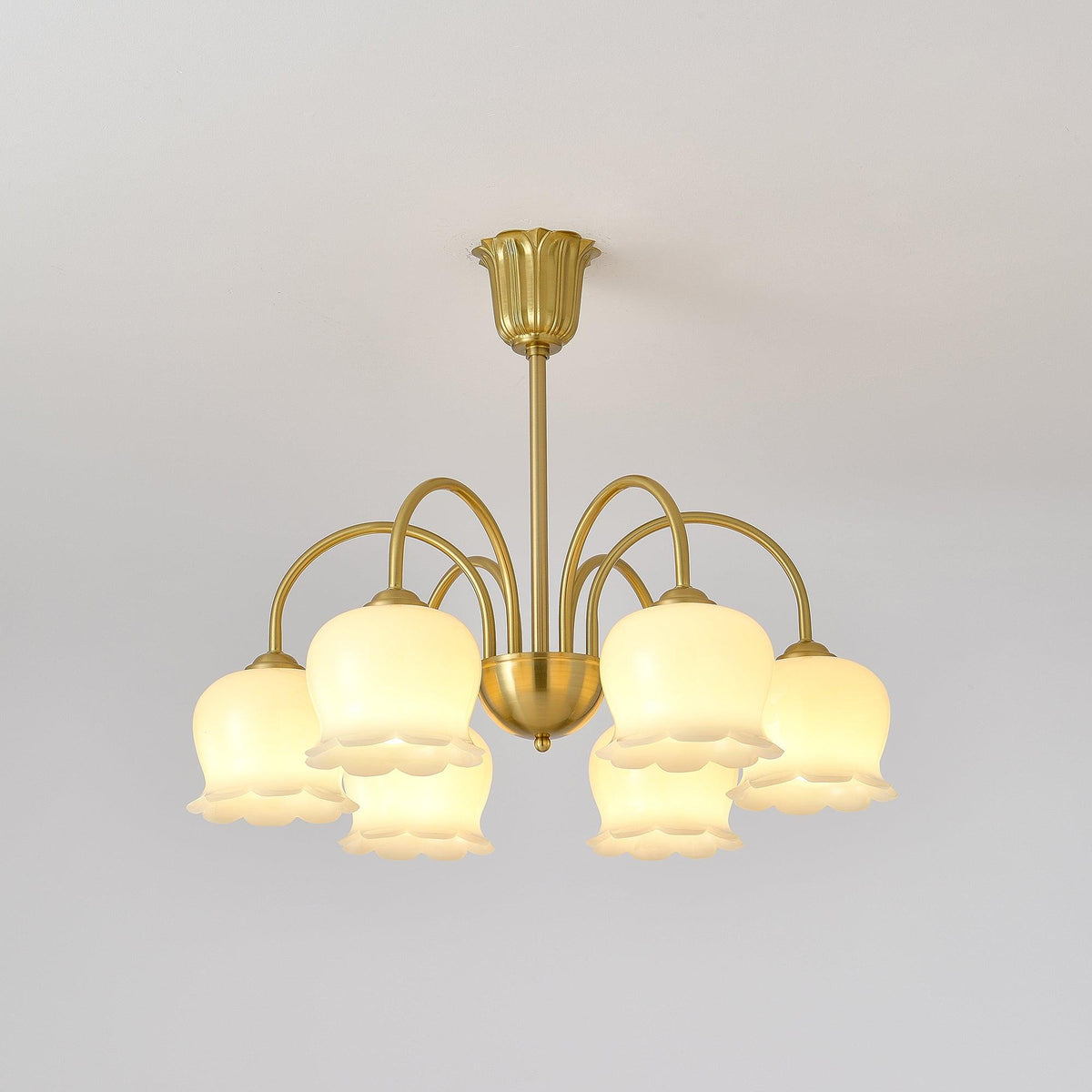 Candeeiro Solenora em latão, elegante, com braços curvos