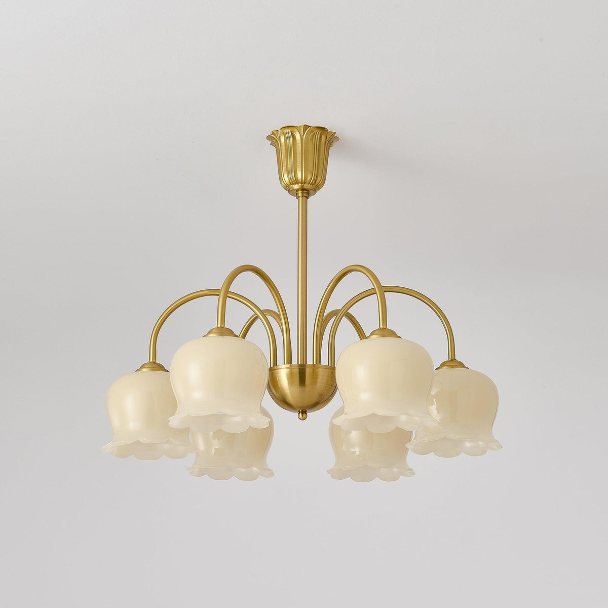 Candeeiro Solenora em latão, elegante, com braços curvos