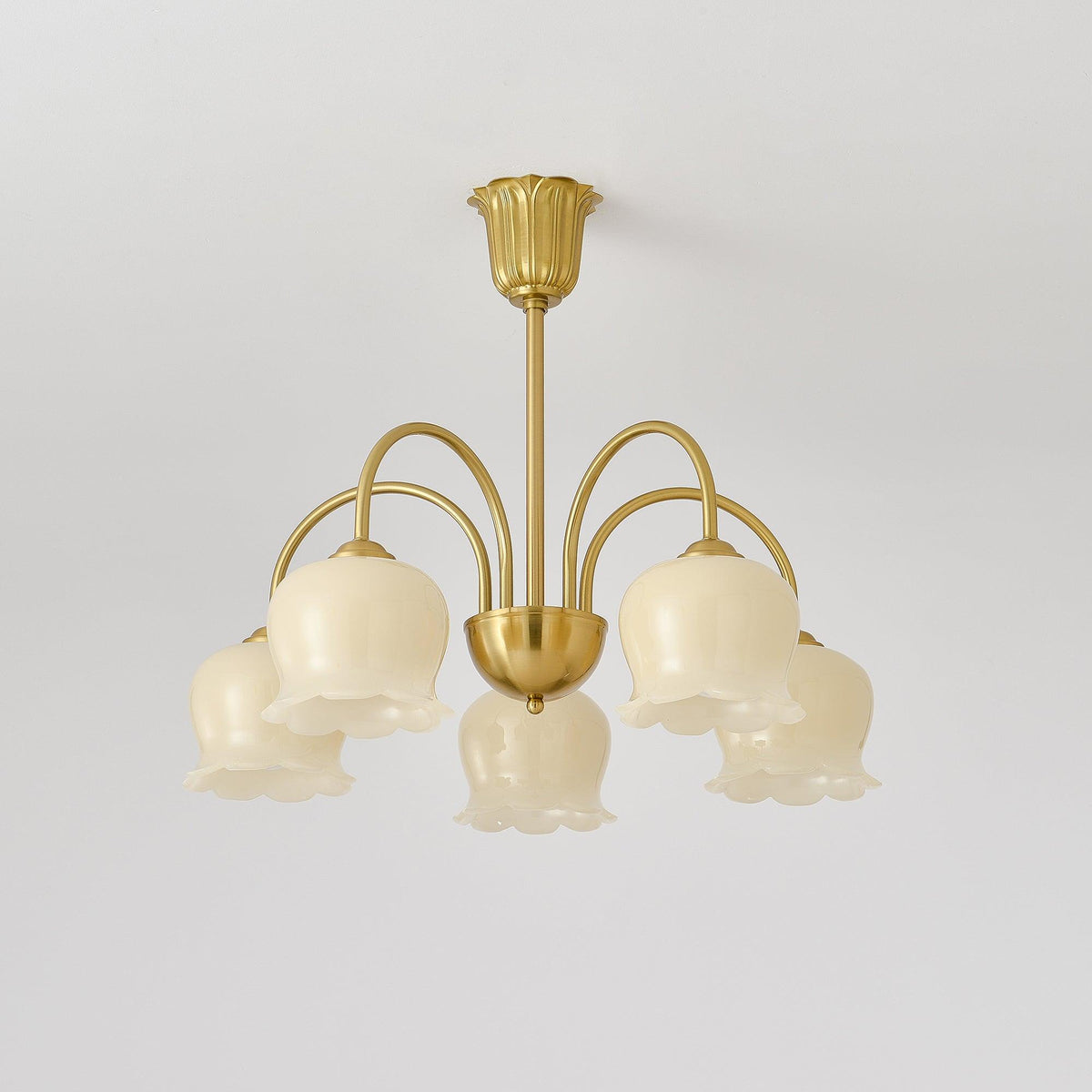 Candeeiro Solenora em latão, elegante, com braços curvos