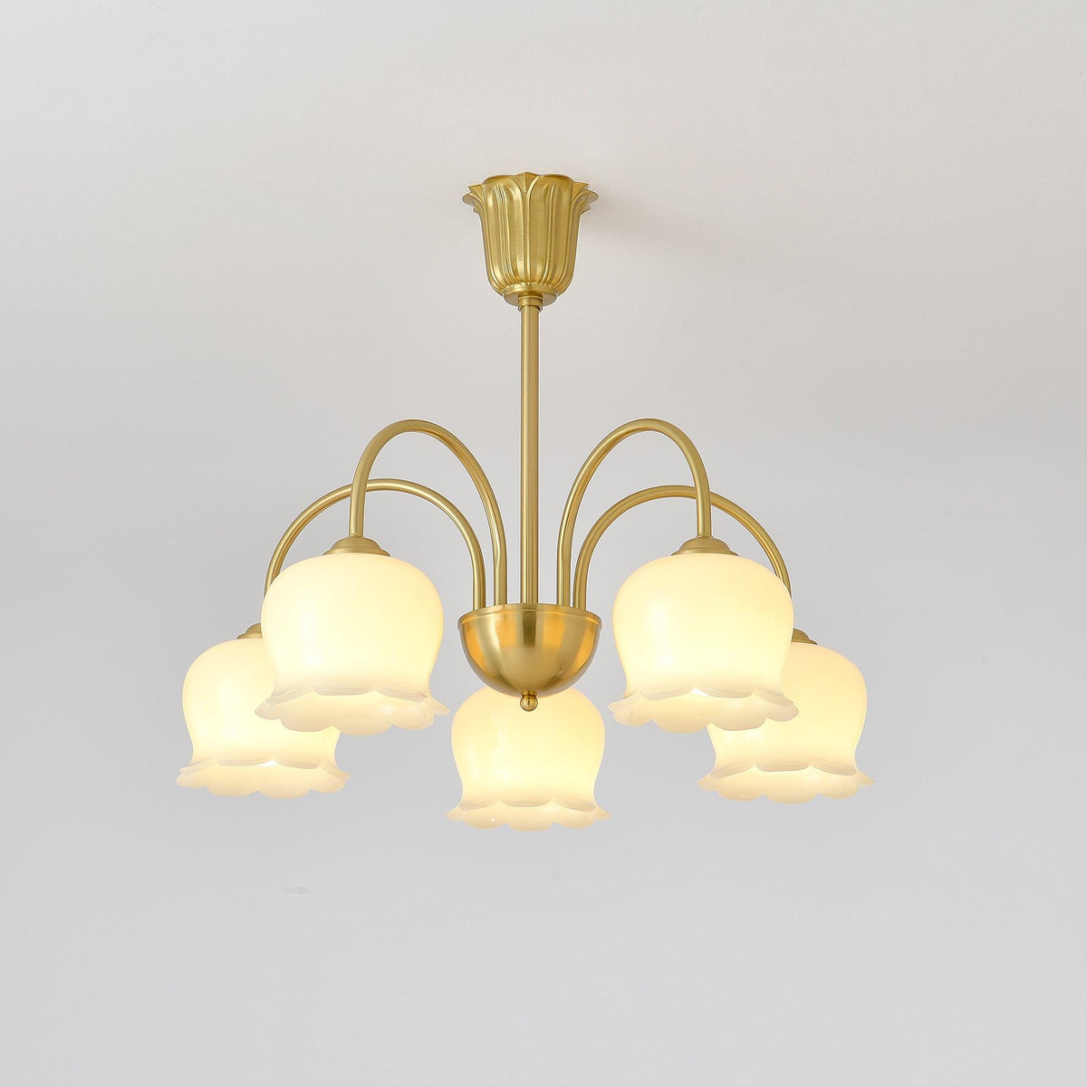 Candeeiro Solenora em latão, elegante, com braços curvos