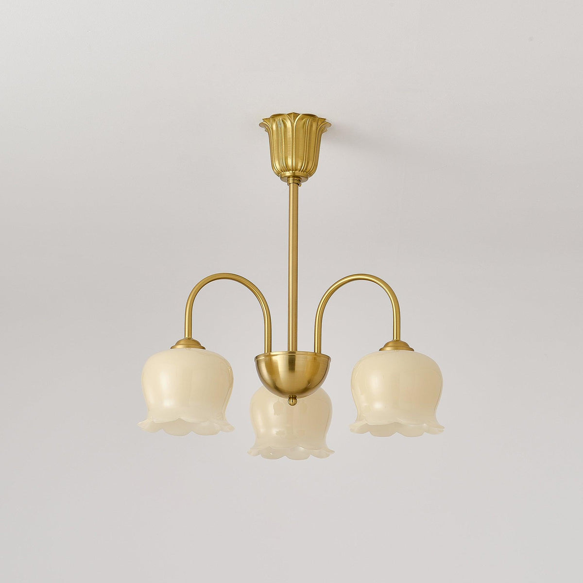Candeeiro Solenora em latão, elegante, com braços curvos