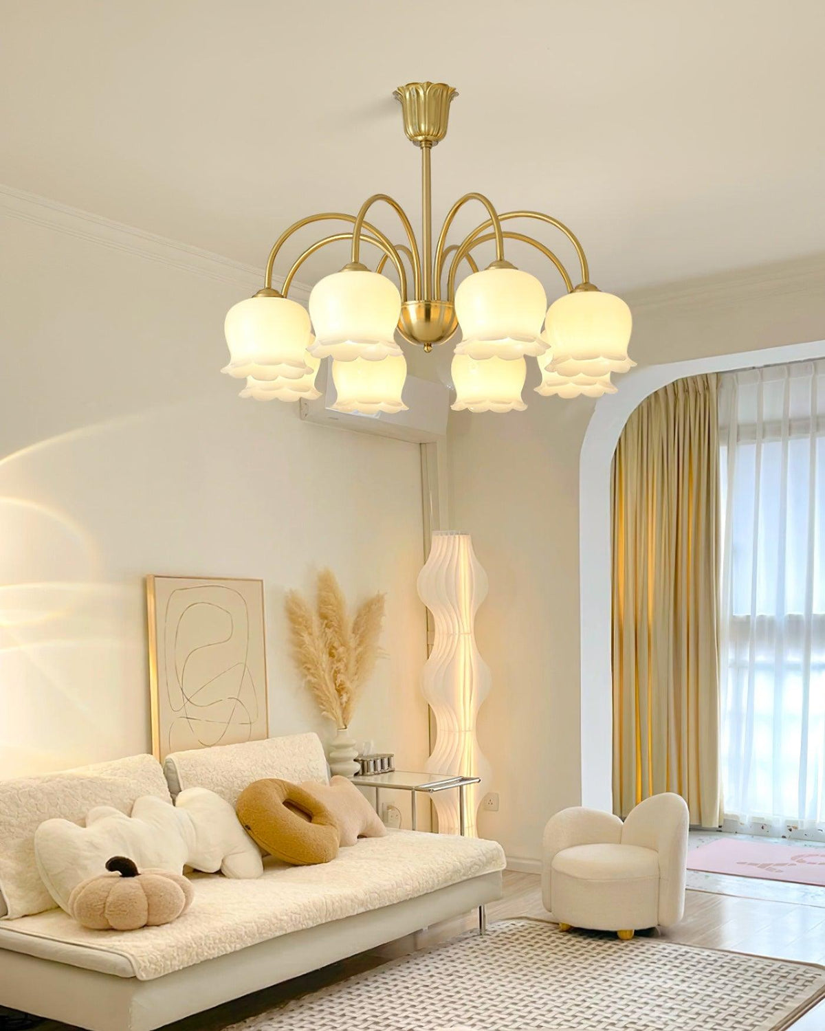 Candeeiro Solenora em latão, elegante, com braços curvos