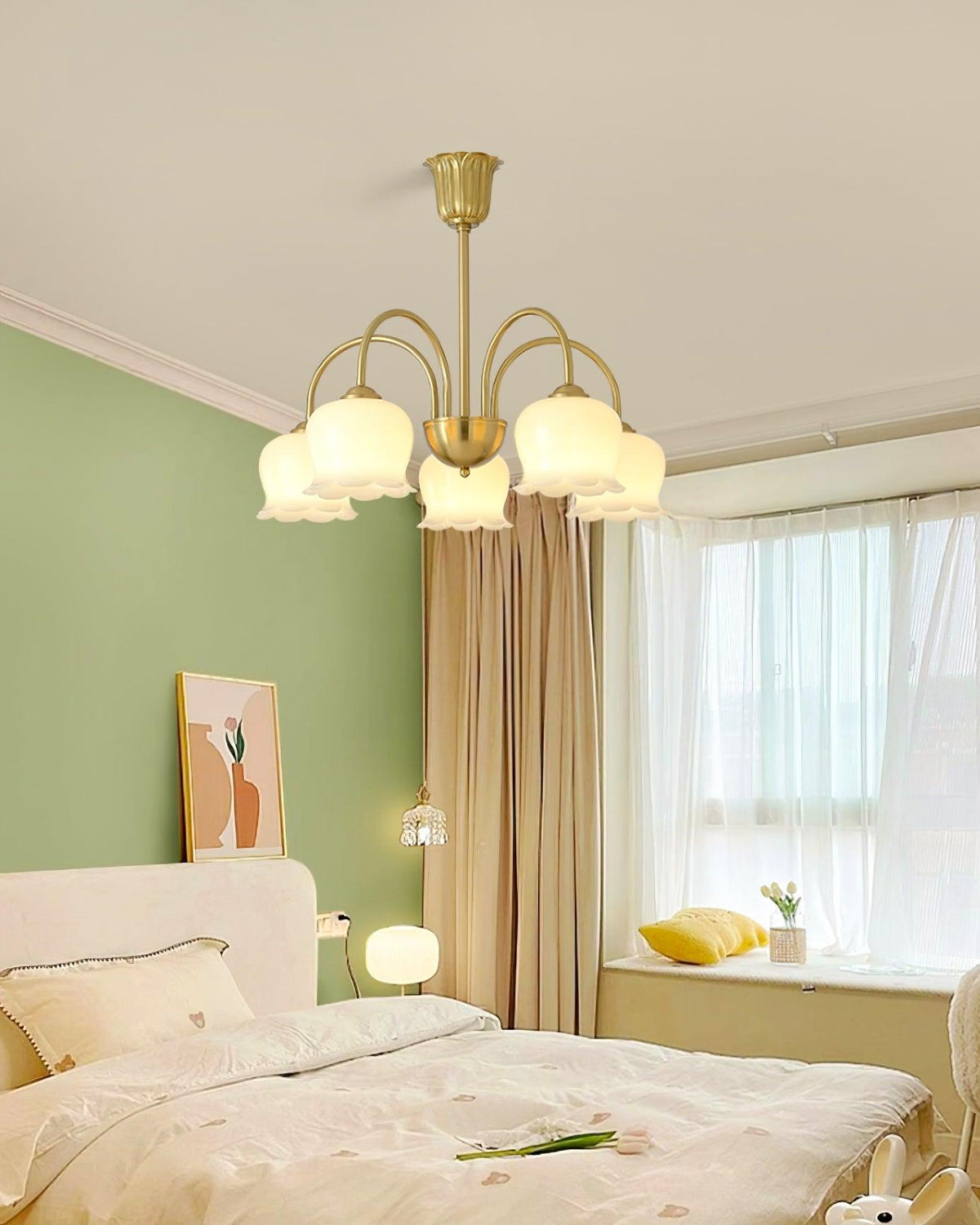 Candeeiro Solenora em latão, elegante, com braços curvos