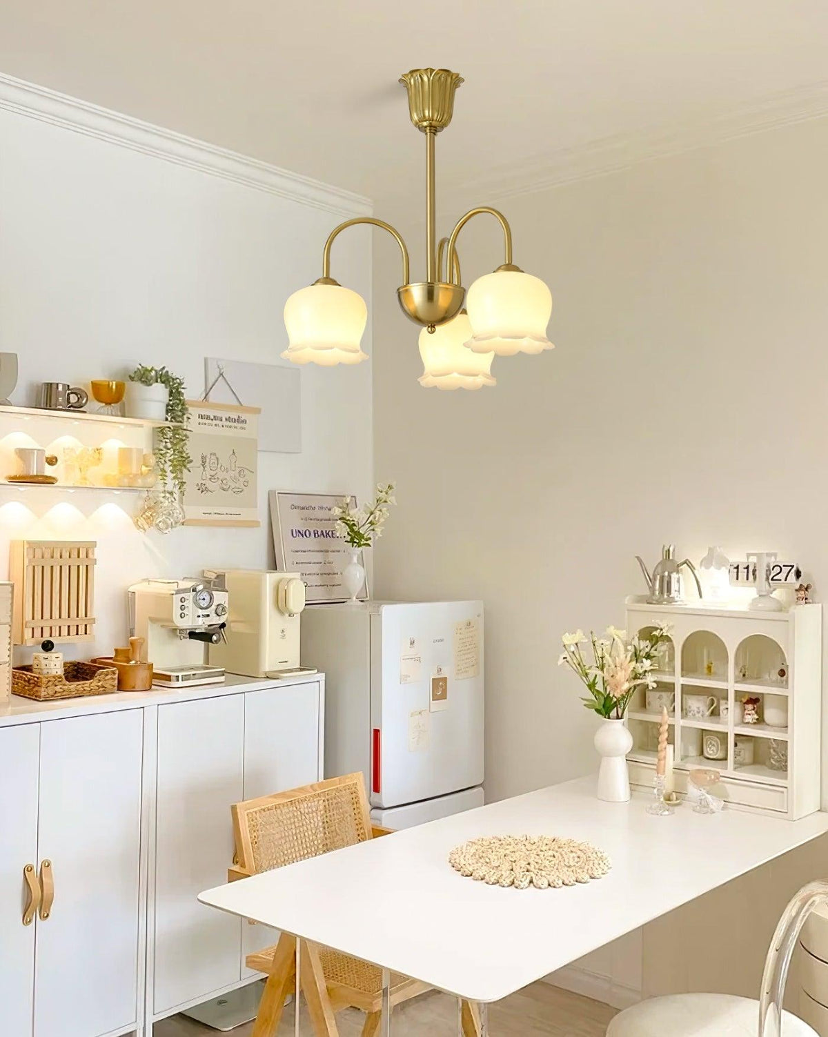 Candeeiro Solenora em latão, elegante, com braços curvos
