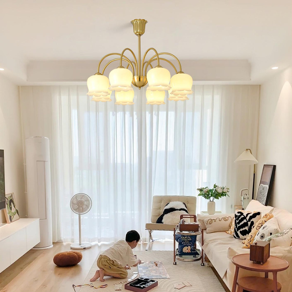 Candeeiro Solenora em latão, elegante, com braços curvos