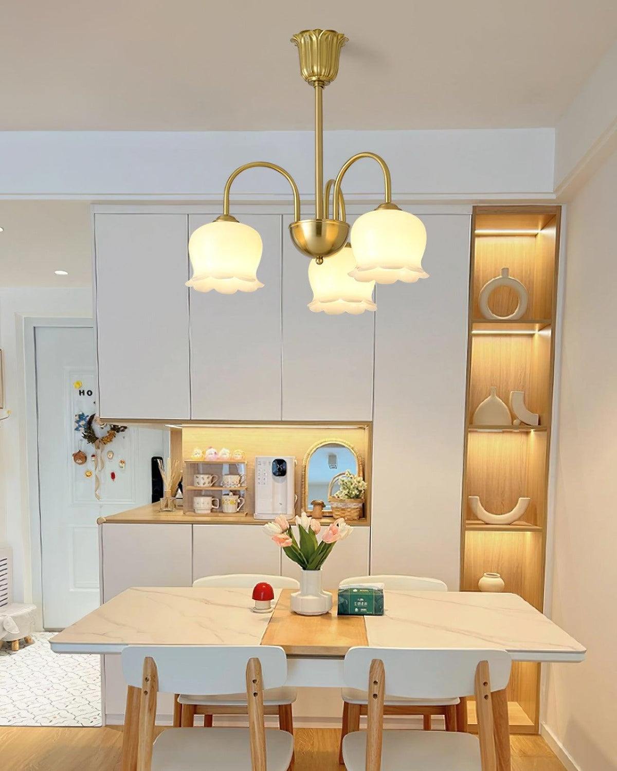 Candeeiro Solenora em latão, elegante, com braços curvos