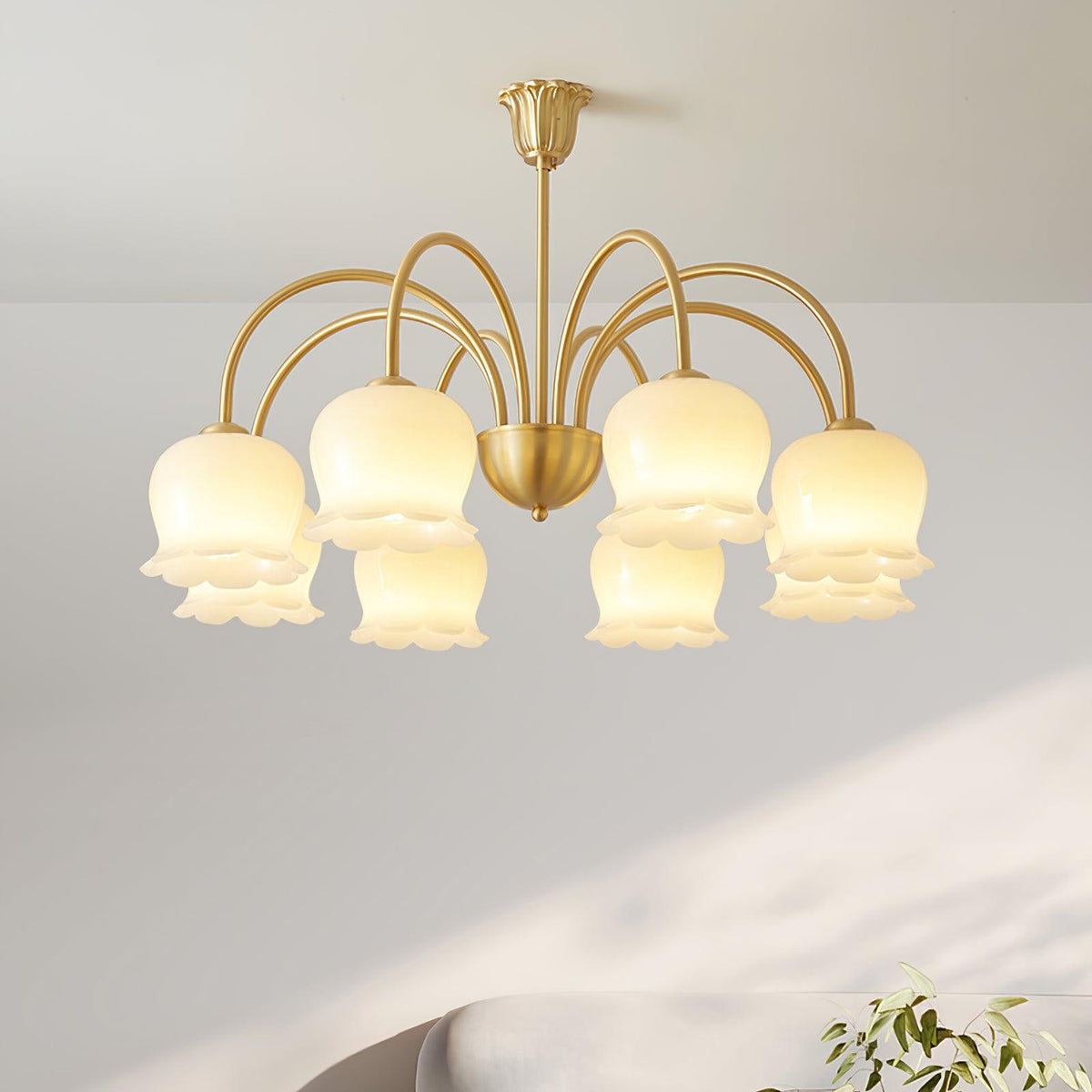 Candeeiro Solenora em latão, elegante, com braços curvos