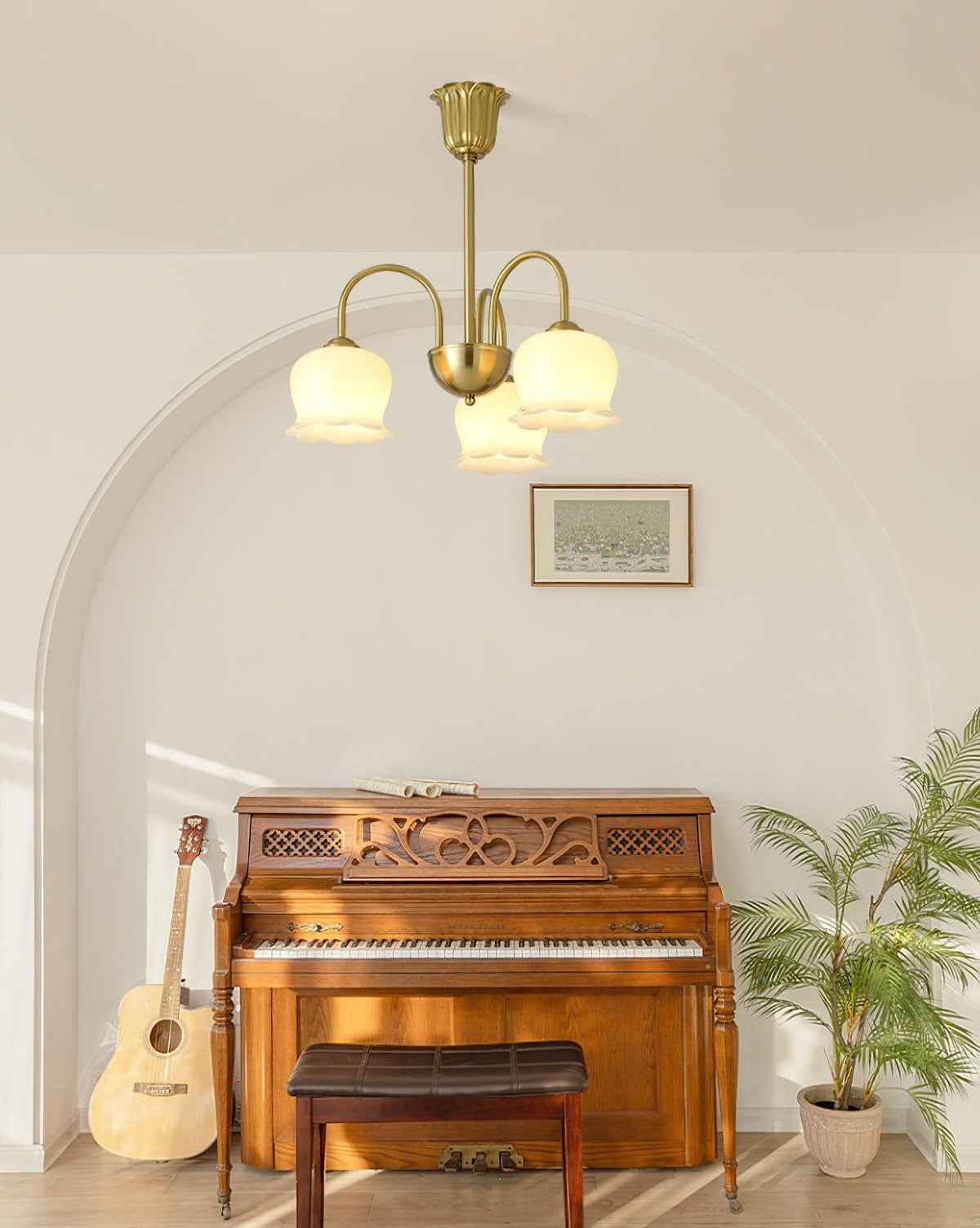 Candeeiro Solenora em latão, elegante, com braços curvos