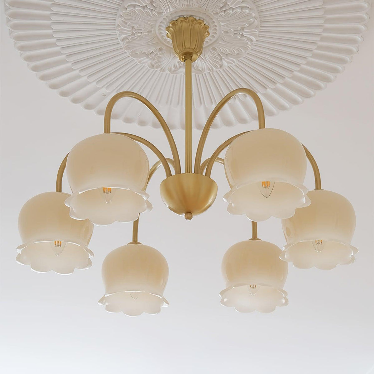 Candeeiro Solenora em latão, elegante, com braços curvos