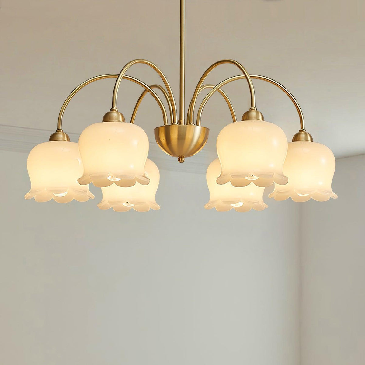 Candeeiro Solenora em latão, elegante, com braços curvos