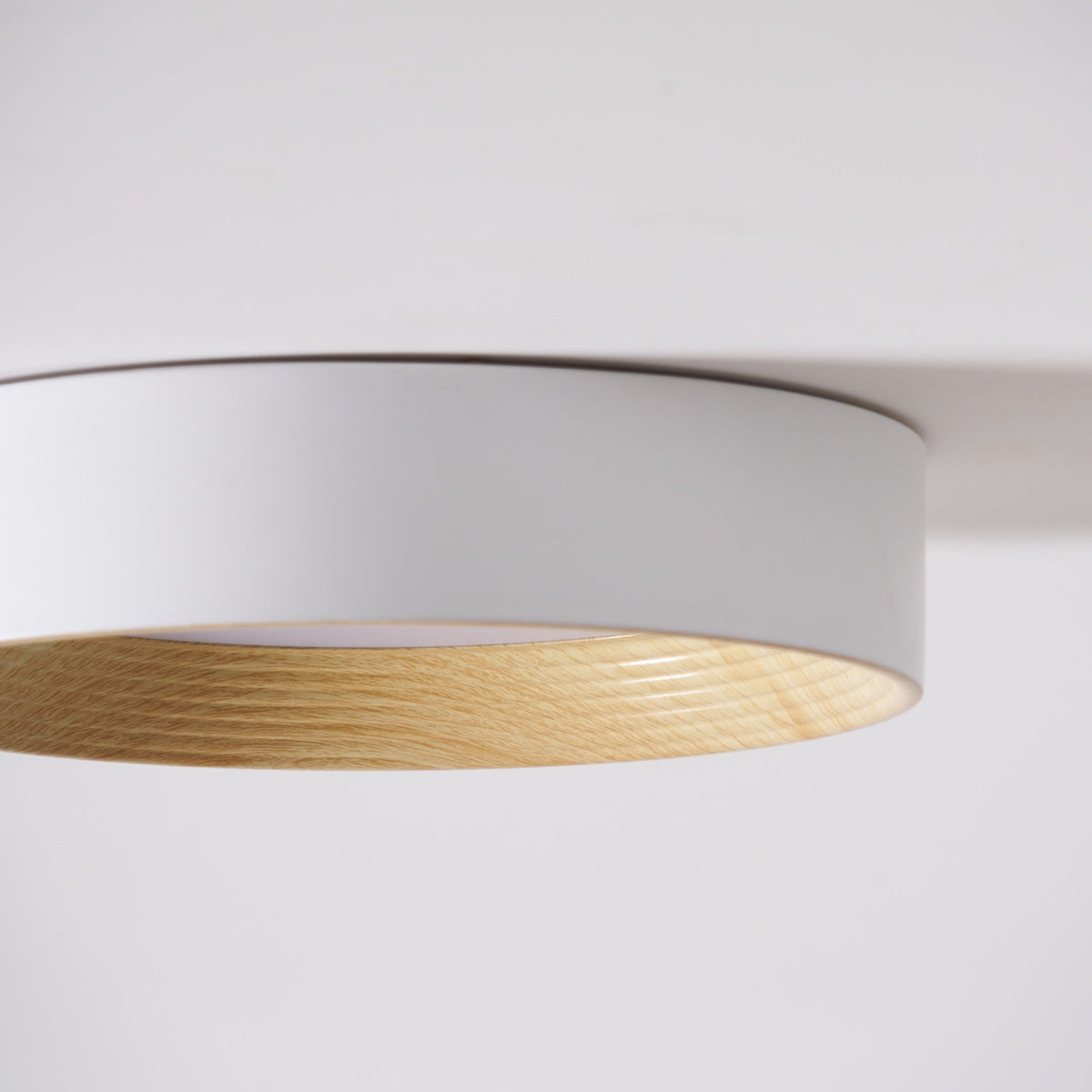 Elvirelle loftslampe i træ med minimalistisk justerbar ring
