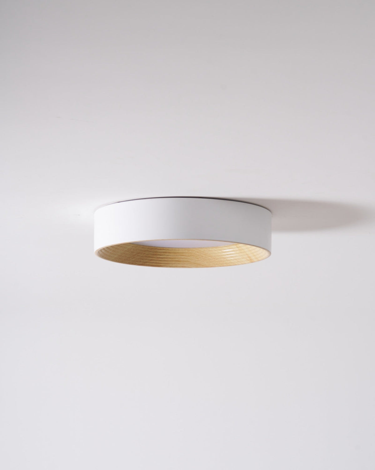 Elvirelle loftslampe i træ med minimalistisk justerbar ring