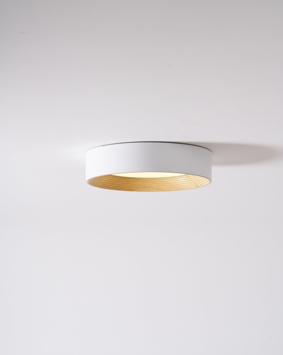 Elvirelle loftslampe i træ med minimalistisk justerbar ring