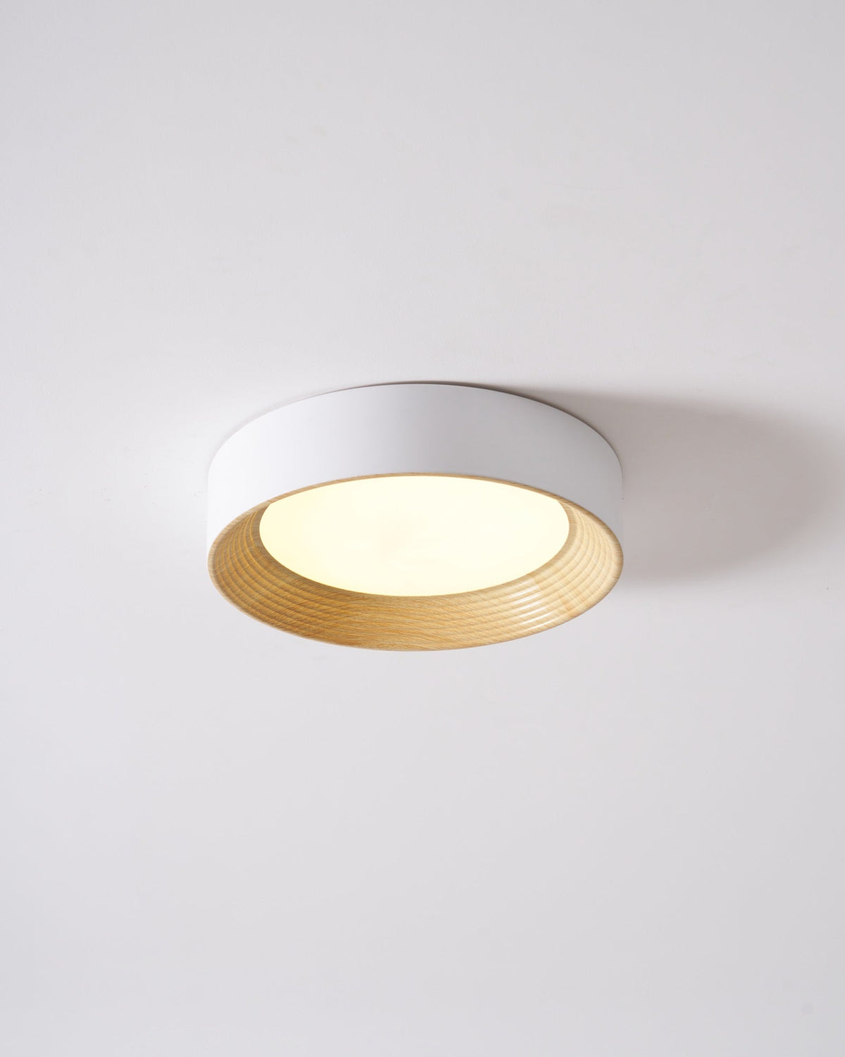 Elvirelle loftslampe i træ med minimalistisk justerbar ring