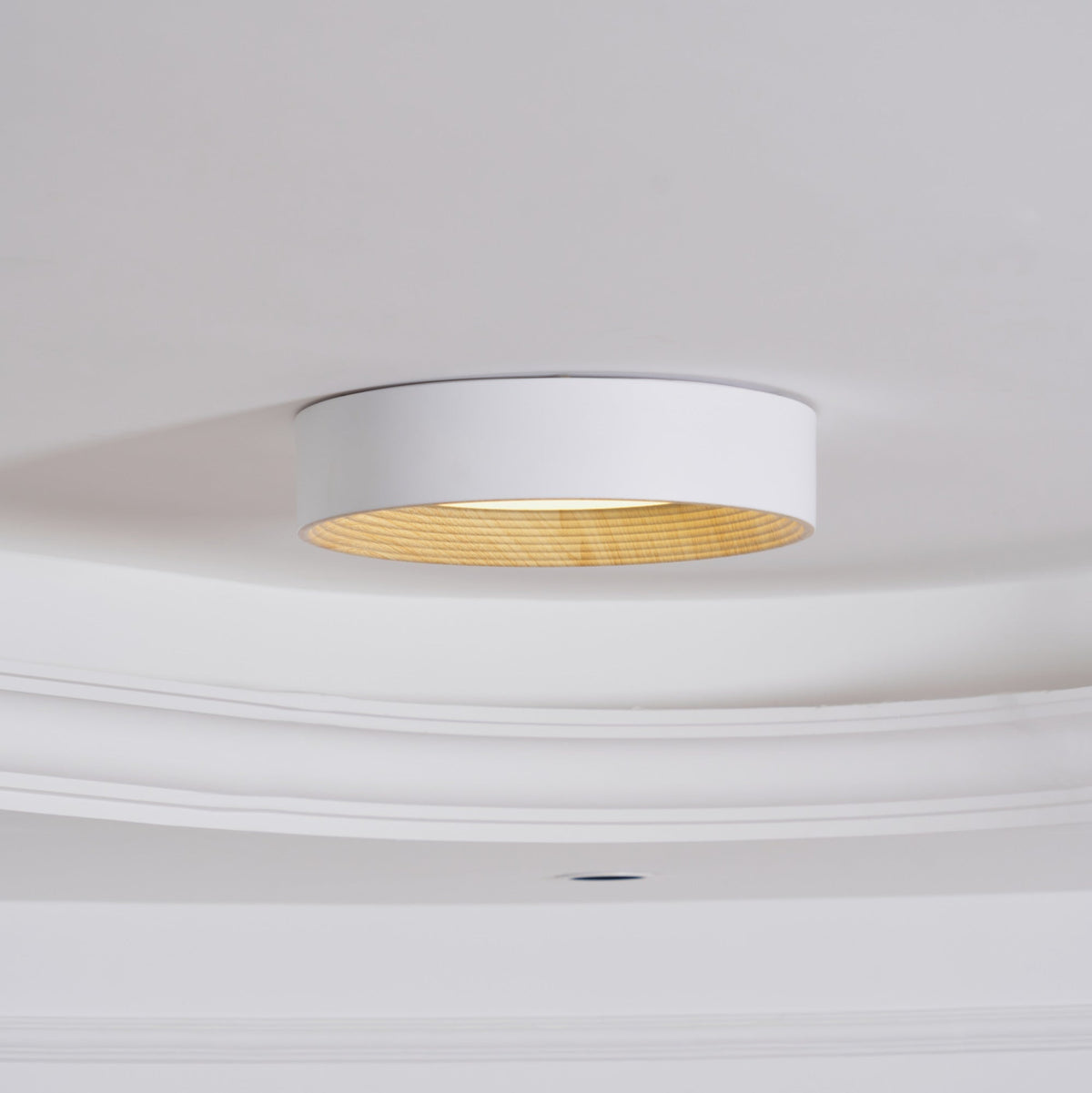 Elvirelle loftslampe i træ med minimalistisk justerbar ring