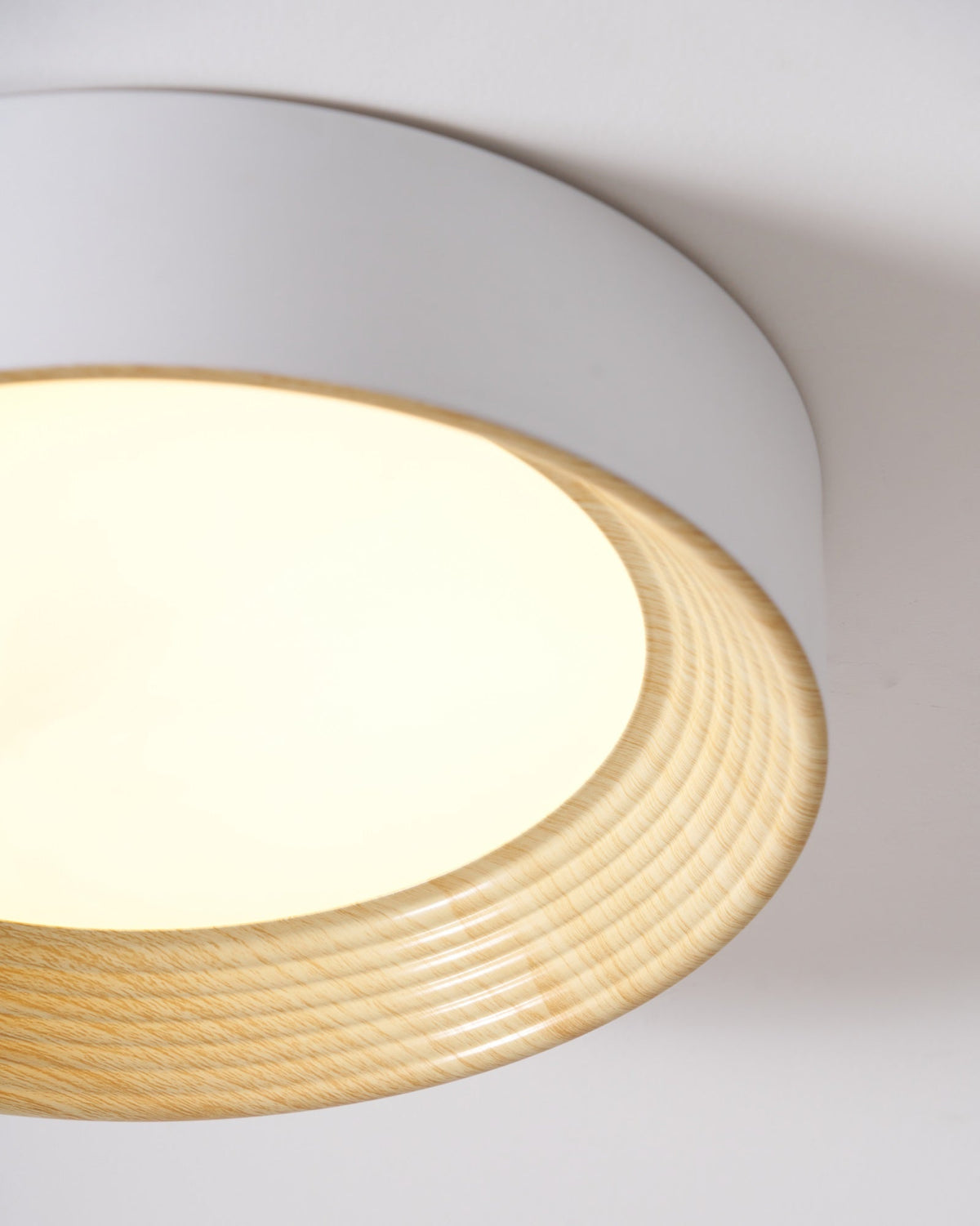 Elvirelle loftslampe i træ med minimalistisk justerbar ring