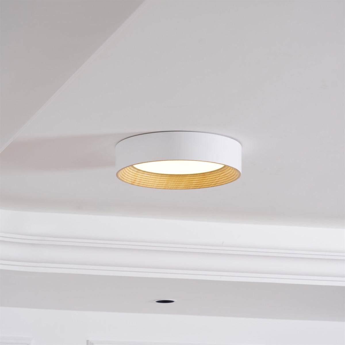 Elvirelle loftslampe i træ med minimalistisk justerbar ring