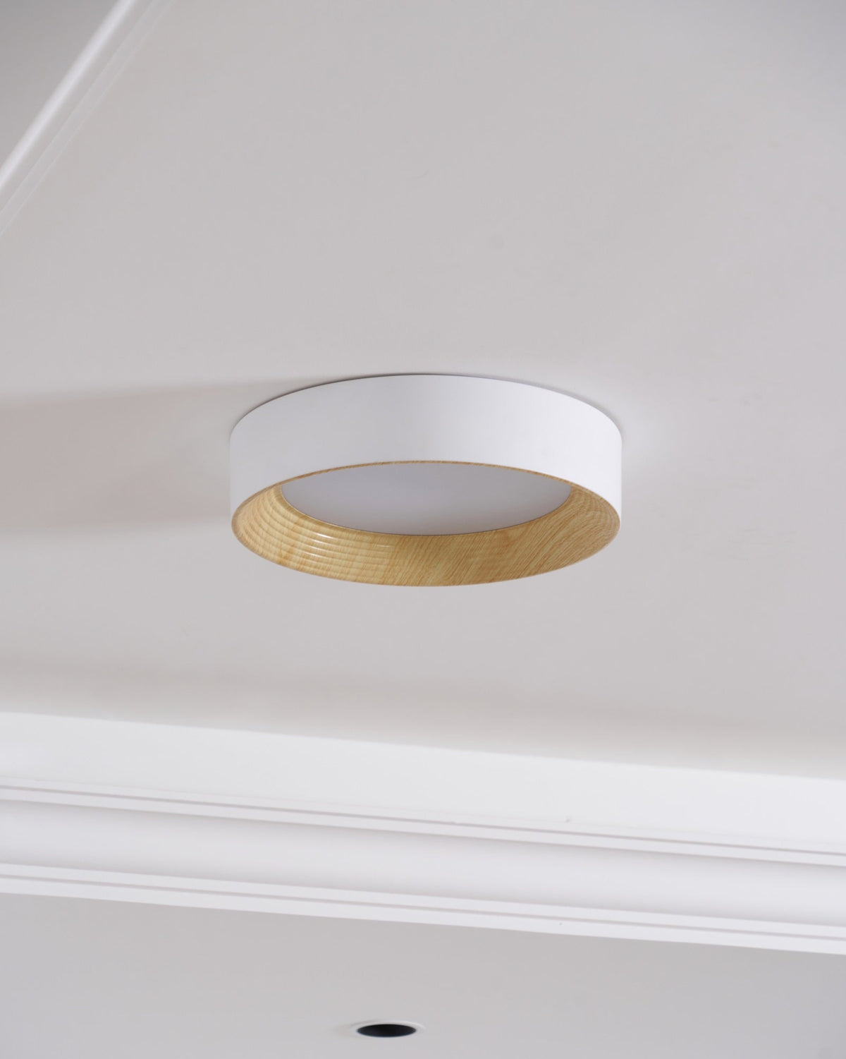 Elvirelle loftslampe i træ med minimalistisk justerbar ring