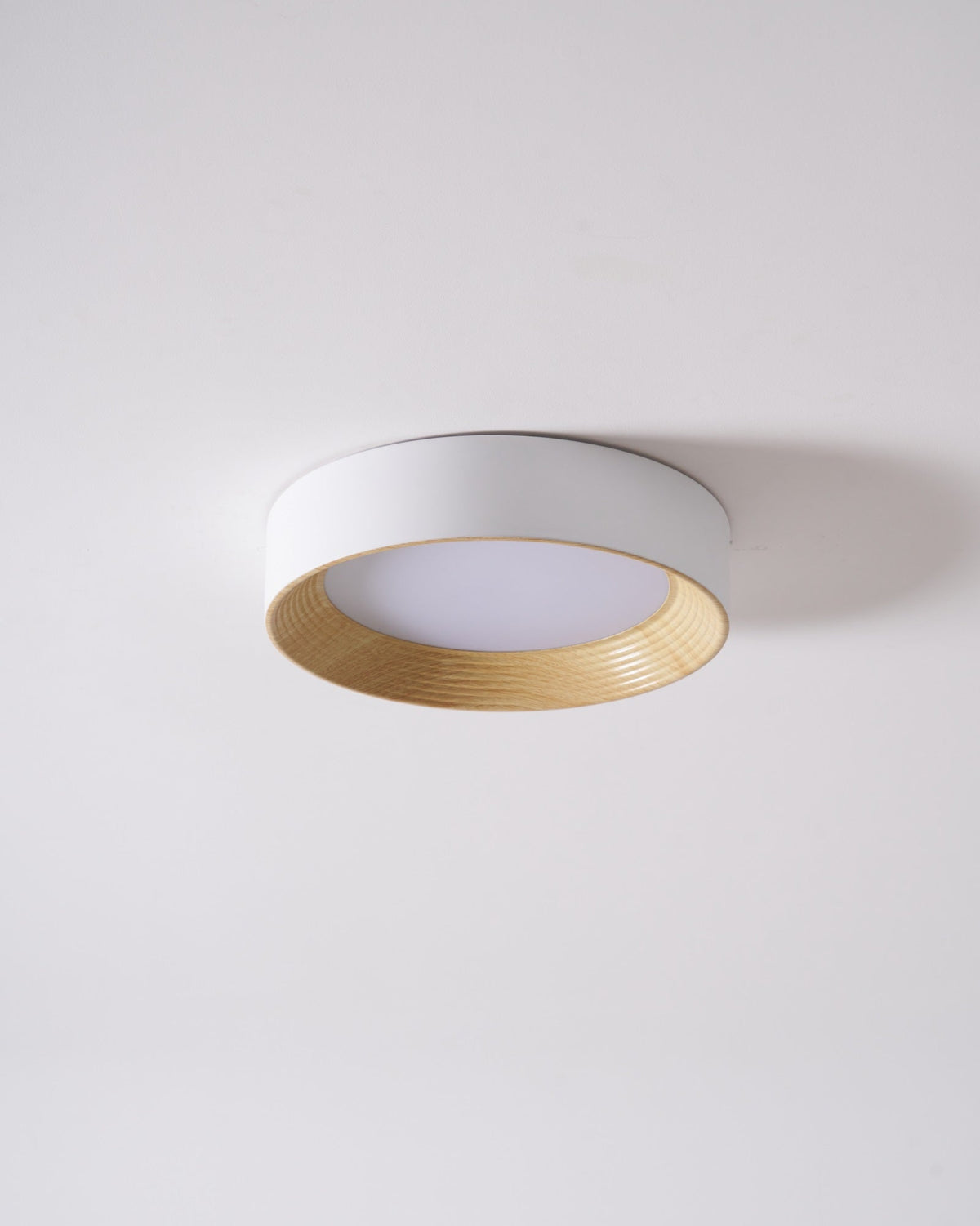 Elvirelle loftslampe i træ med minimalistisk justerbar ring