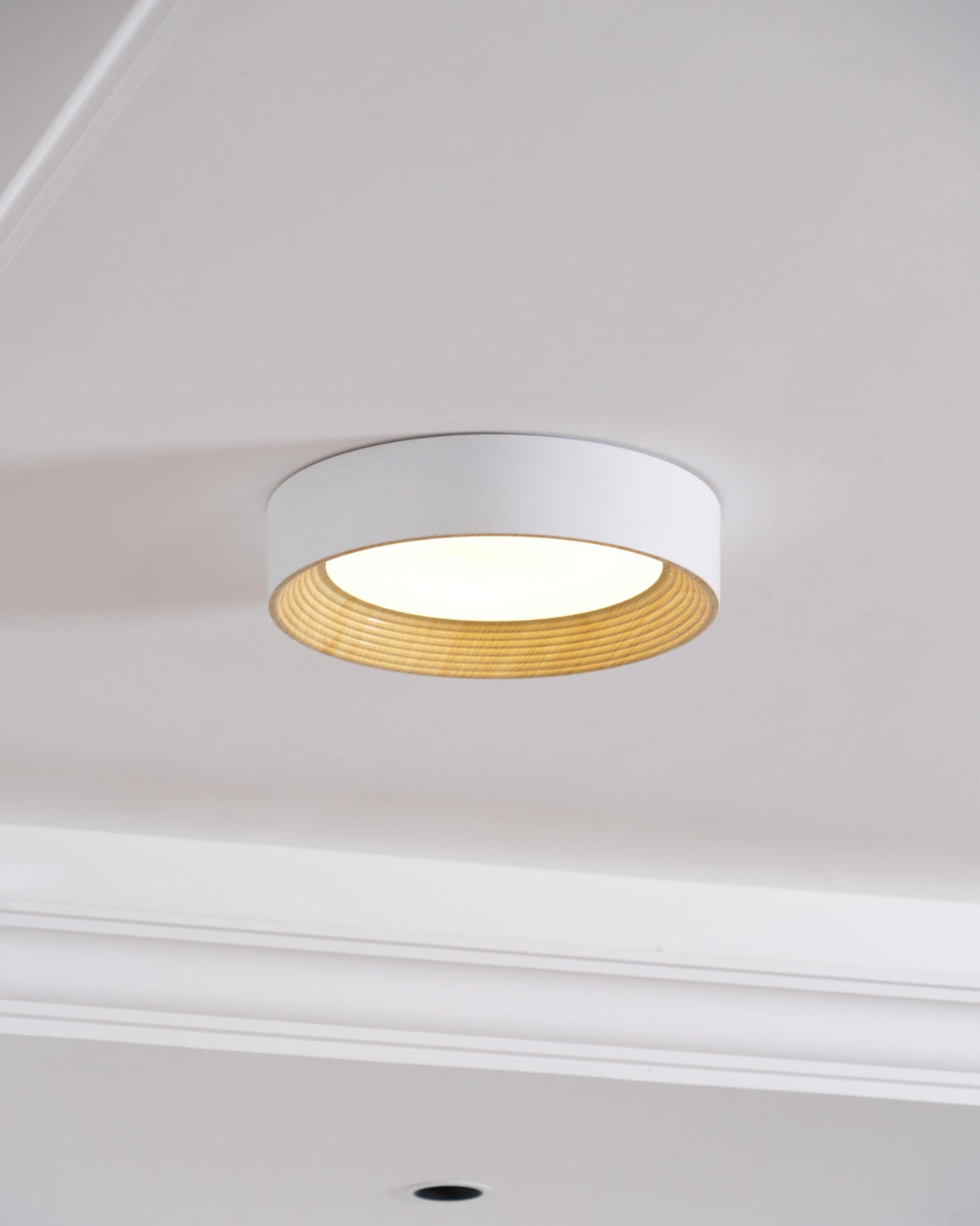 Elvirelle loftslampe i træ med minimalistisk justerbar ring