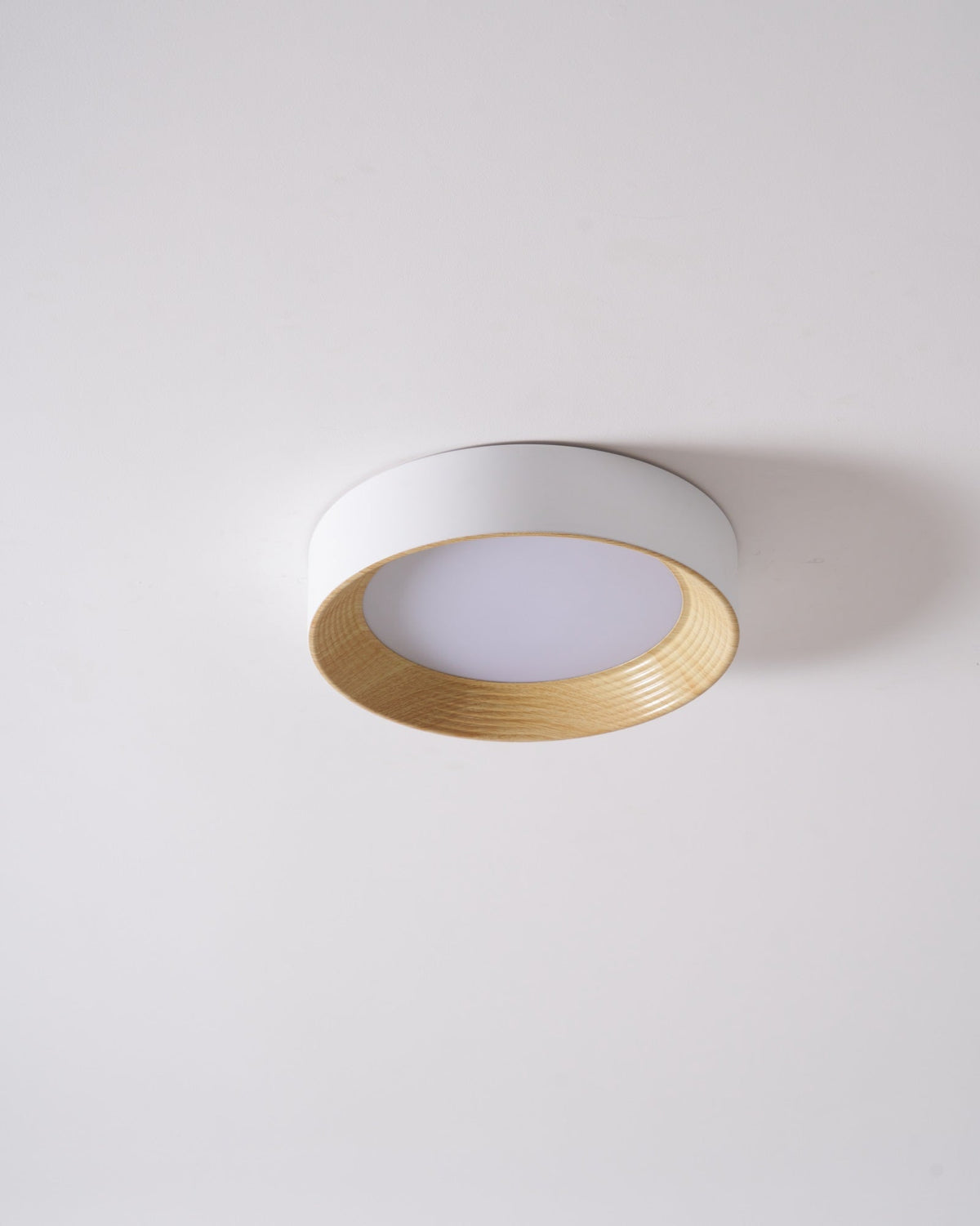 Elvirelle loftslampe i træ med minimalistisk justerbar ring