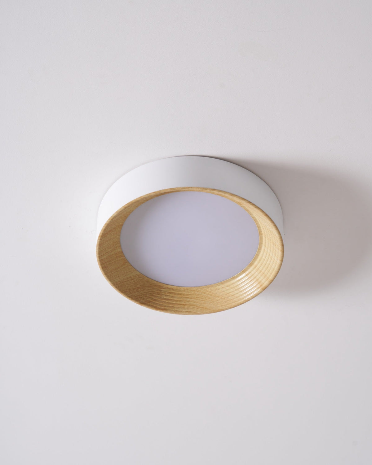 Elvirelle loftslampe i træ med minimalistisk justerbar ring