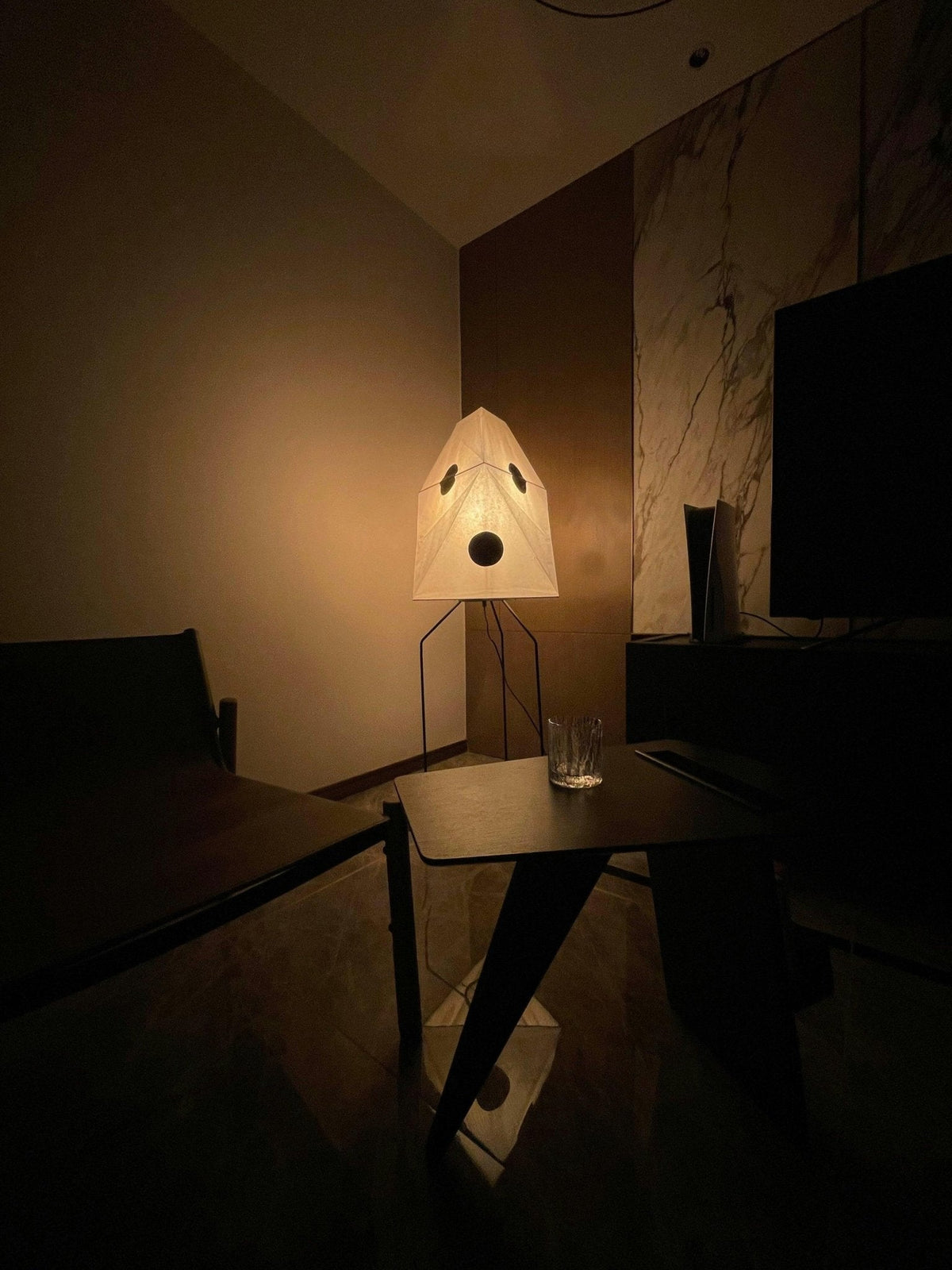 Sath kunstnerisk gulvlampe i stof